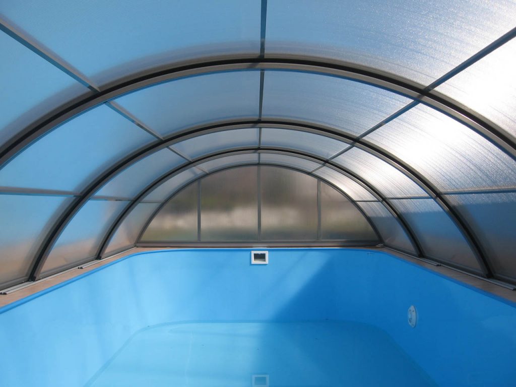 Jednotlivé segmenty posuvného bazénového krytu jsou mezi sebou utěsněny měkčeným PVC
