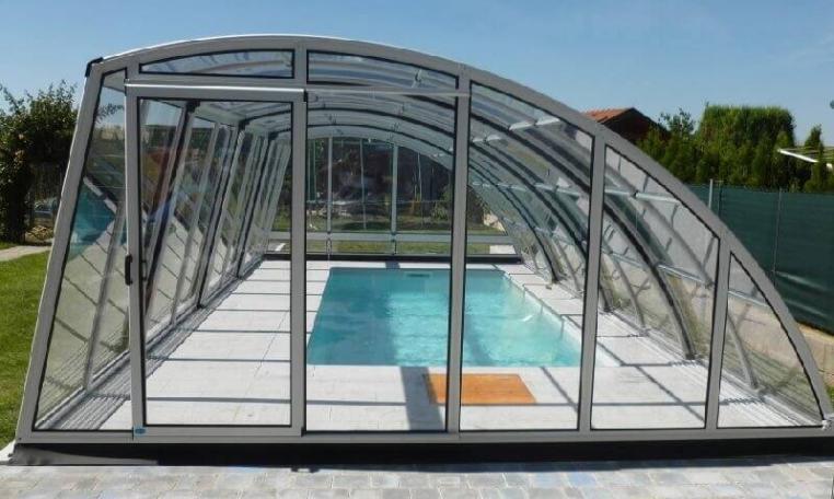 Vysoké zastřešení bazénu