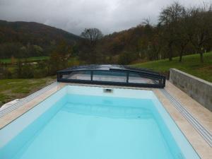 Nízké zastřešení bazénu, Kudlovice, odsunuté za bazén