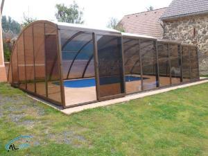 zastřešení bazénu podchozí Bratislava v kouřovém provedení