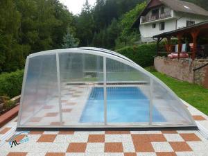 zastřešení bazénu podchozí Brno, poskytuje prostor po celé délce bazénu