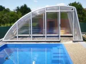 zastřešení bazénu podchozí Bzenec s dveřmi v čele