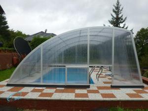 zastřešení bazénu podchozí Holíč s otevíracími dvířky pro žebřík