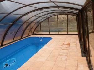 zastřešení bazénu podchozí Hrušky poskytuje velký prostor kolem bazénu