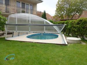 zastřešení bazénu podchozí Kunovice s otevřenou výklopnou klapkou