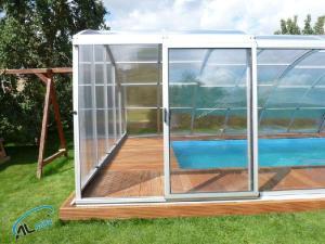 zastřešení bazénu podchozí Kyjov s posuvnými bočními dveřmi