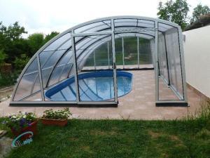 zastřešení bazénu podchozí Senica s bezprahovými dveřmi