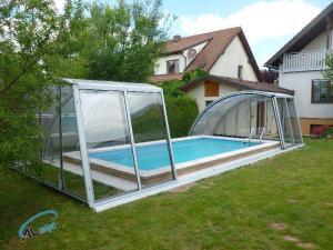 roztažené zastřešení bazénu Šlapanice