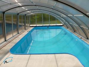 zastřešení bazénu podchozí Uherský Ostroh poskytuje velký prostor před bazénem