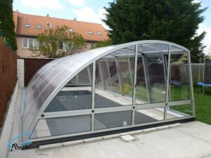 zastřešení bazénu podchozí Vlkoš, kompaktní polykarbonát, výklopná klapka