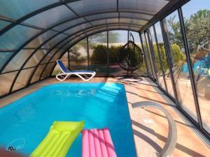 zastřešení bazénu podchozí Zlín v antracitovém provedení