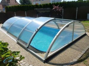 zastřešení bazénu Dubňany s otevřenými bočními dveřmi