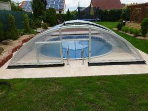 zastřešení bazénu Kunovice s otvíracími dvířky pro žebřík