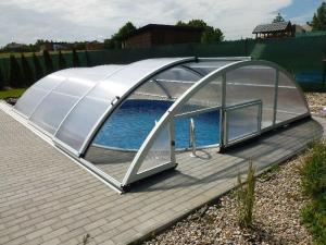zastřešení bazénu Kyjov s otvíracími dvířky pro přejetí přes žebřík