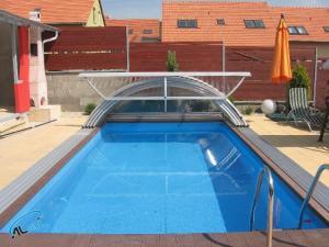 zastřešení bazénu Malenovice s výklopnou klapkou odsunuté za bazén