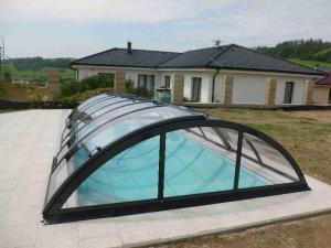 obloukové zastřešení bazénu v provedení antracit
