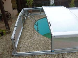 zastřešení bazénu s otevřenými posuvnými bočními dveřmi