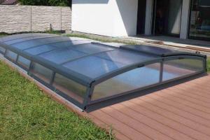 zastřešení bazénu nízké s kouřovou výplní
