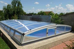 nízké zastřešení bazénu s otvíracími dvířky