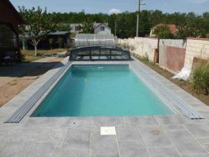 nízké zastřešení bazénu Milotice s průběžnými kolejnicemi