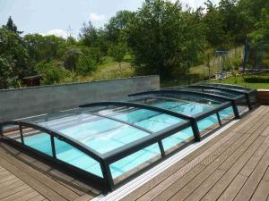 nízké zastřešení bazénu Praktik v provedení antracit