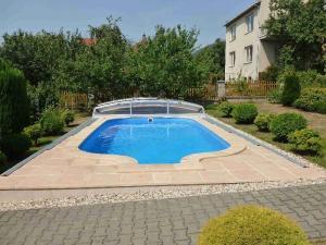 realizované zastřešení bazénu Praktik odsunuté za bazén