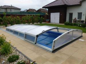 nízké zastřešení bazénu s posuvnými bočními dveřmi