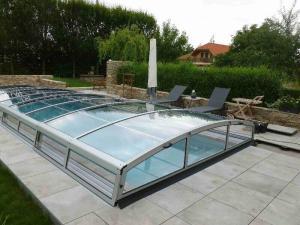 realizace nízkého zastřešení bazénu bez dveří