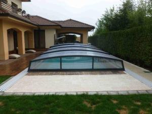 nízké zastřešení bazénu s kouřovou výplní