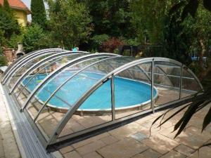 obloukové zastřešení bazénu brno s průhlednou výplní