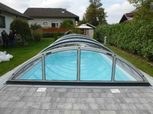 obloukové zastřešení bazénu kompaktní polykarbonát
