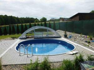 obloukové zastřešení bazénu s otvíracími dvířky