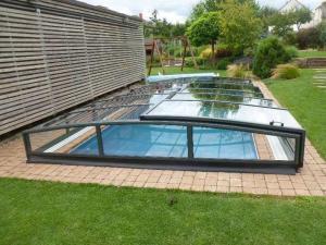 Nízké zastřešení bazénu Harmonie, Holešov, zasunuté nad bazénem