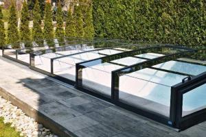 Nízké zastřešení bazénu Harmonie, Babice, zasunuté nad bazénem