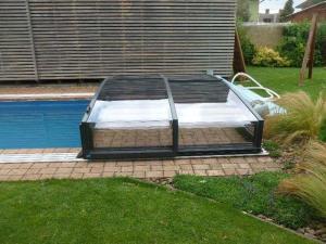 Nízké zastřešení bazénu Harmonie, odsunuté za bazén