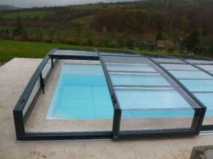 Nízké zastřešení bazénu Harmonie, s otevřenými posuvnými dveřmi