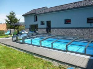 Nízké zastřešení bazénu Harmonie, Vyškov, s posuvnými bočními dveřmi