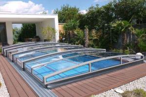 Nízké zastřešení bazénu Harmonie, Bílovice, zasunuté nad bazénem