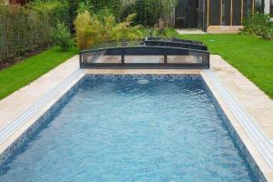 Nízké zastřešení bazénu Harmonie, Brno, odsunuté za bazén